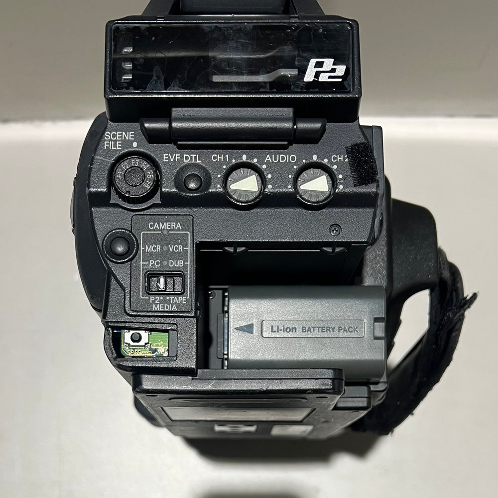 Panasonic AG-HVX200P 3CCD DVDPRO HD P2 Camcorder W/ Battery & Charger